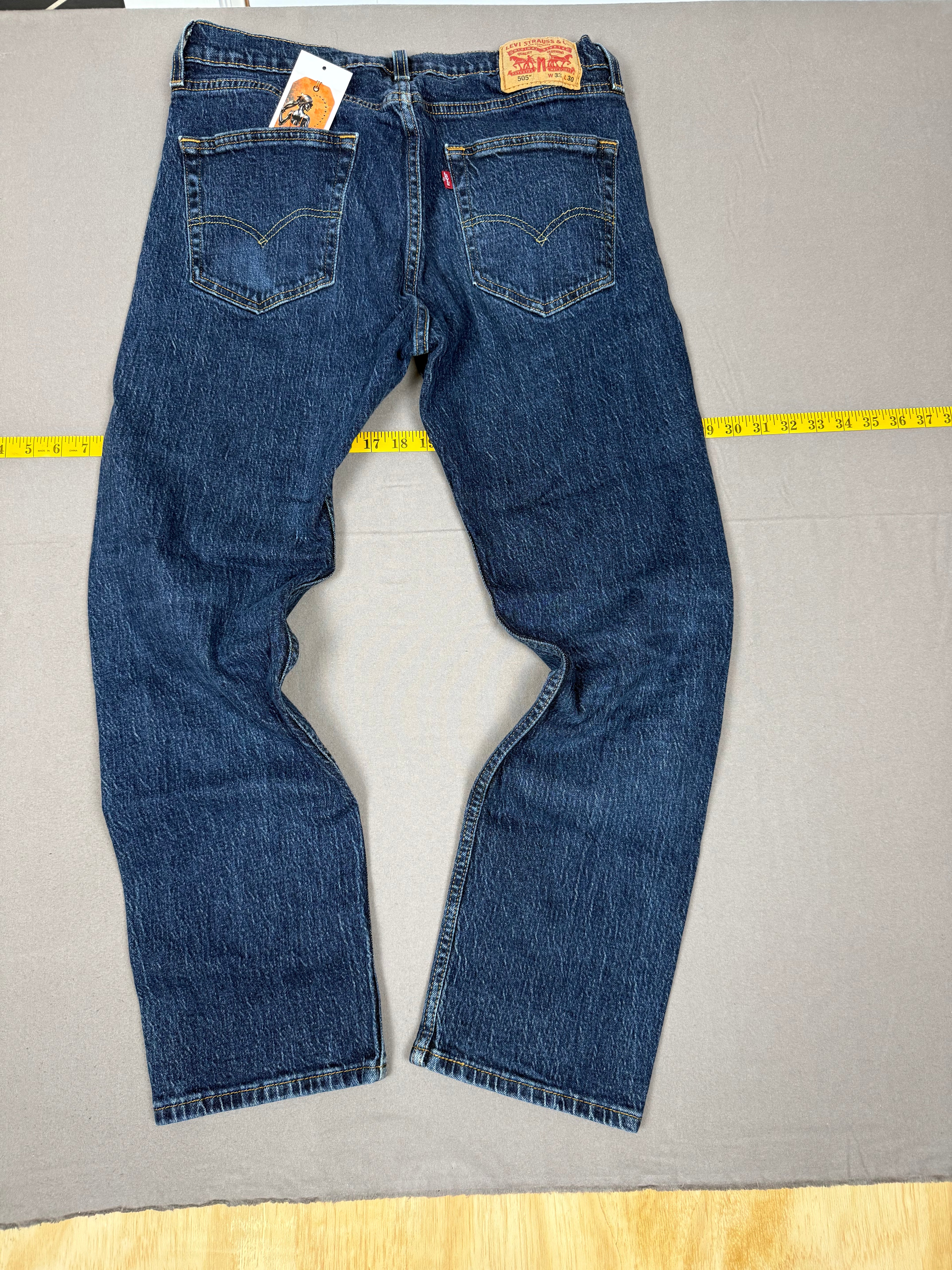 Levi’s – Model: 505 – Regular Straight-Leg Jeans – Size: 32 × 30