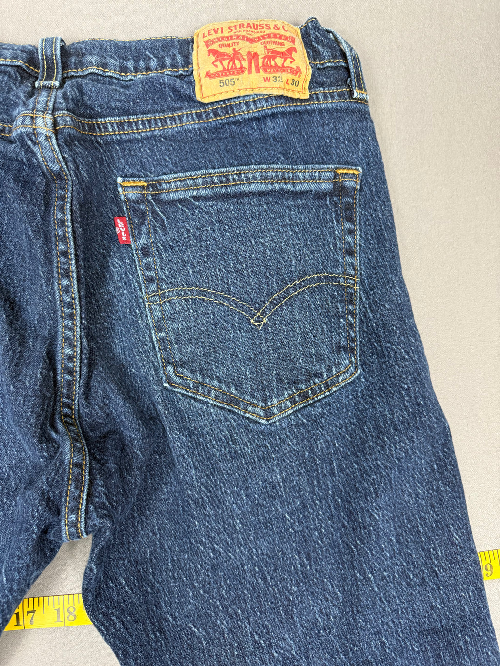 Levi’s – Model: 505 – Regular Straight-Leg Jeans – Size: 32 × 30