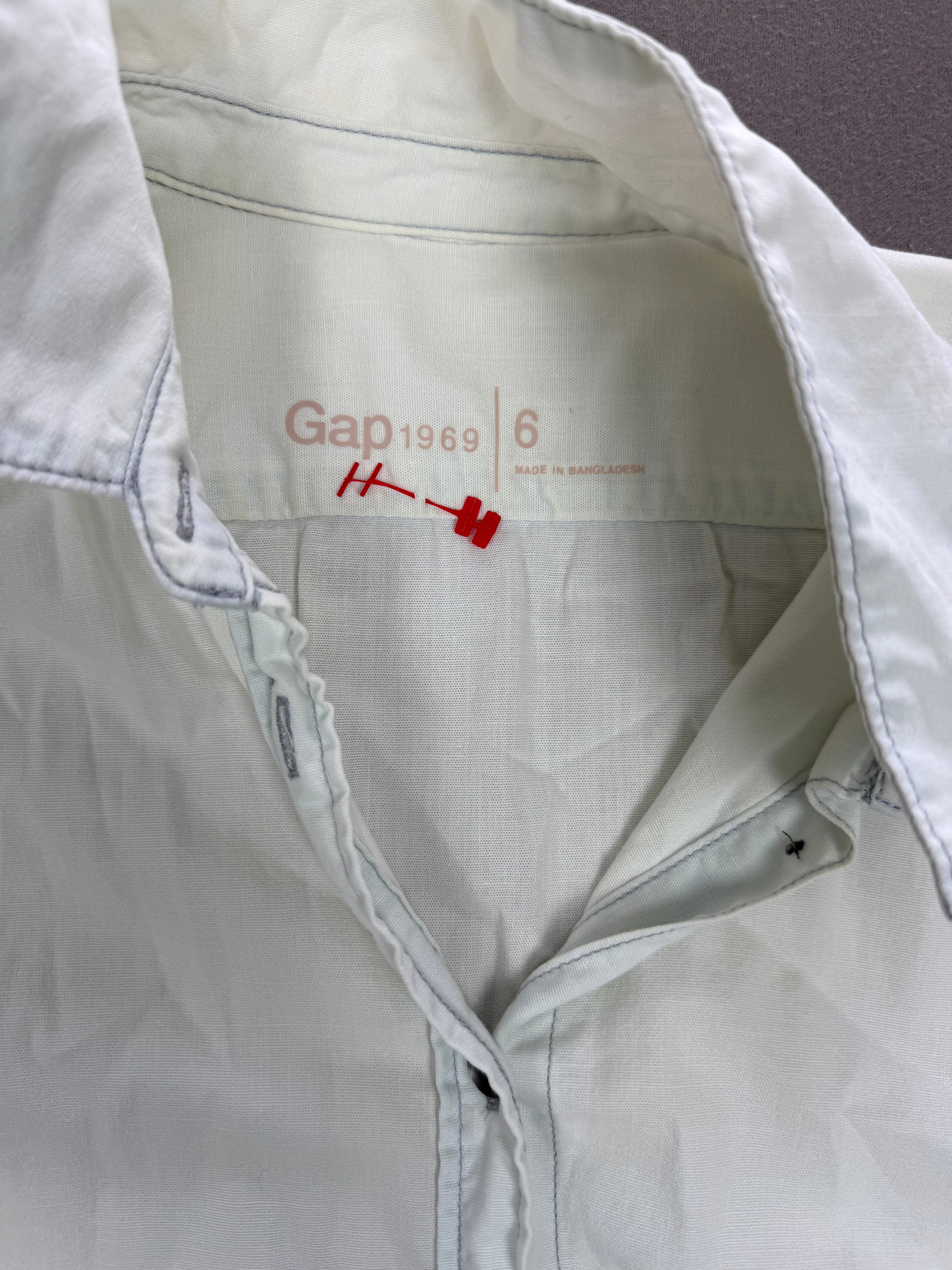Gap 1969 – Lightweight Denim Button-Down Shirt – Size: Women’s 6 – Color: Super Light Wash Blue Denim