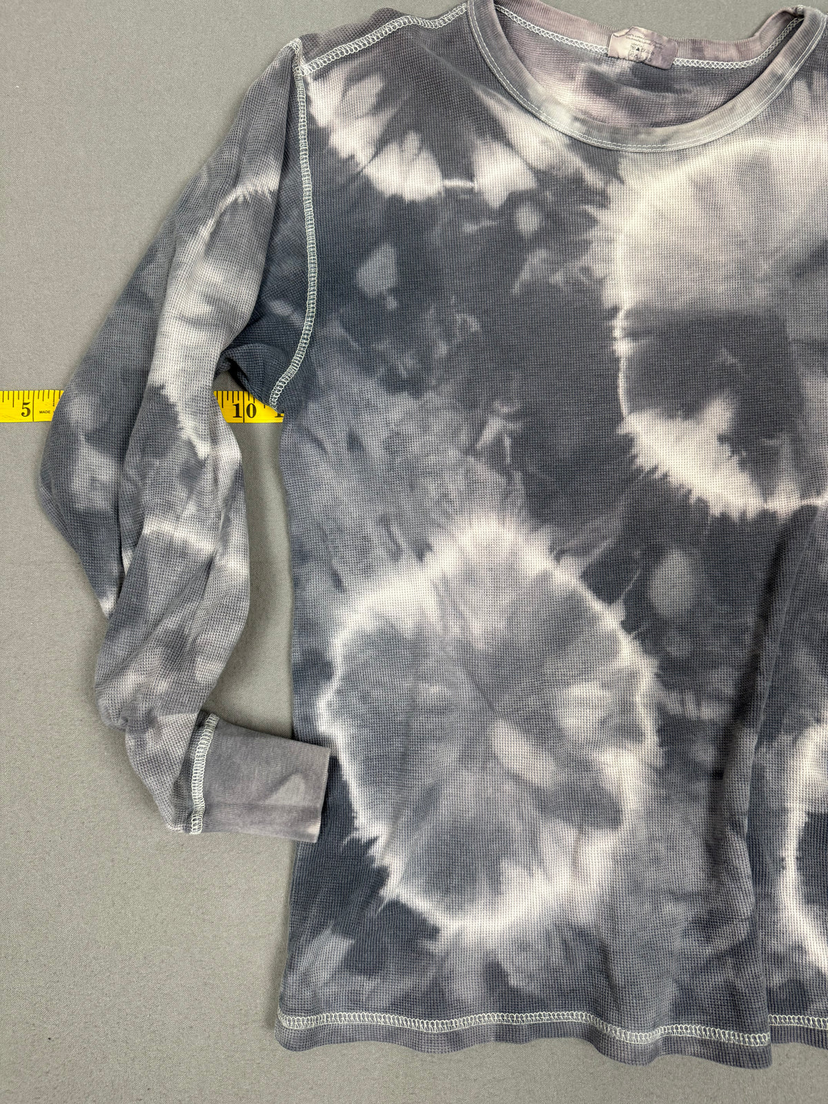 Calvin Klein – Tie-Dye Thermal Long-Sleeve Shirt – Size: Medium – Color: Brown / White – Material: 100% Cotton