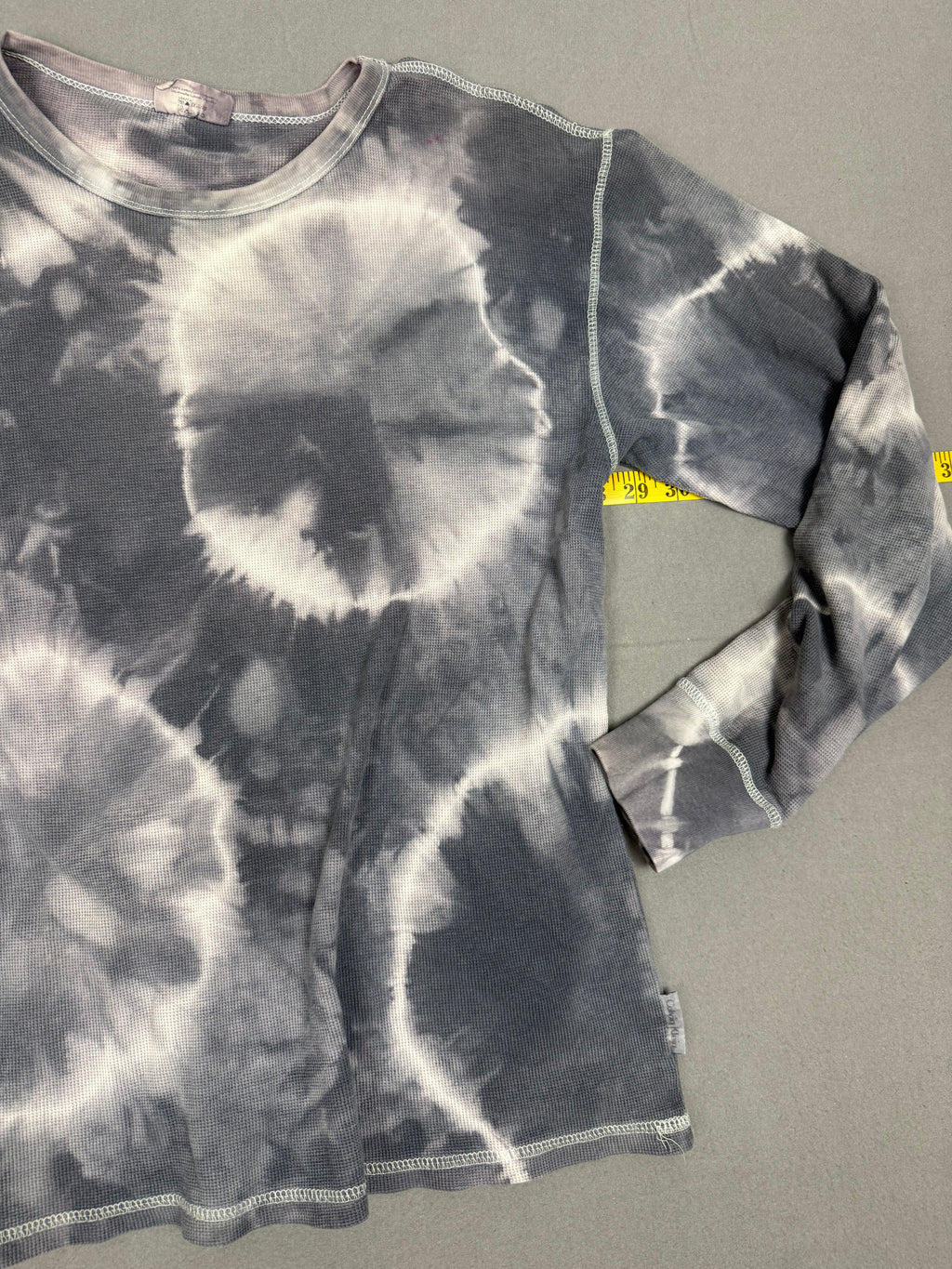 Calvin Klein – Tie-Dye Thermal Long-Sleeve Shirt – Size: Medium – Color: Brown / White – Material: 100% Cotton