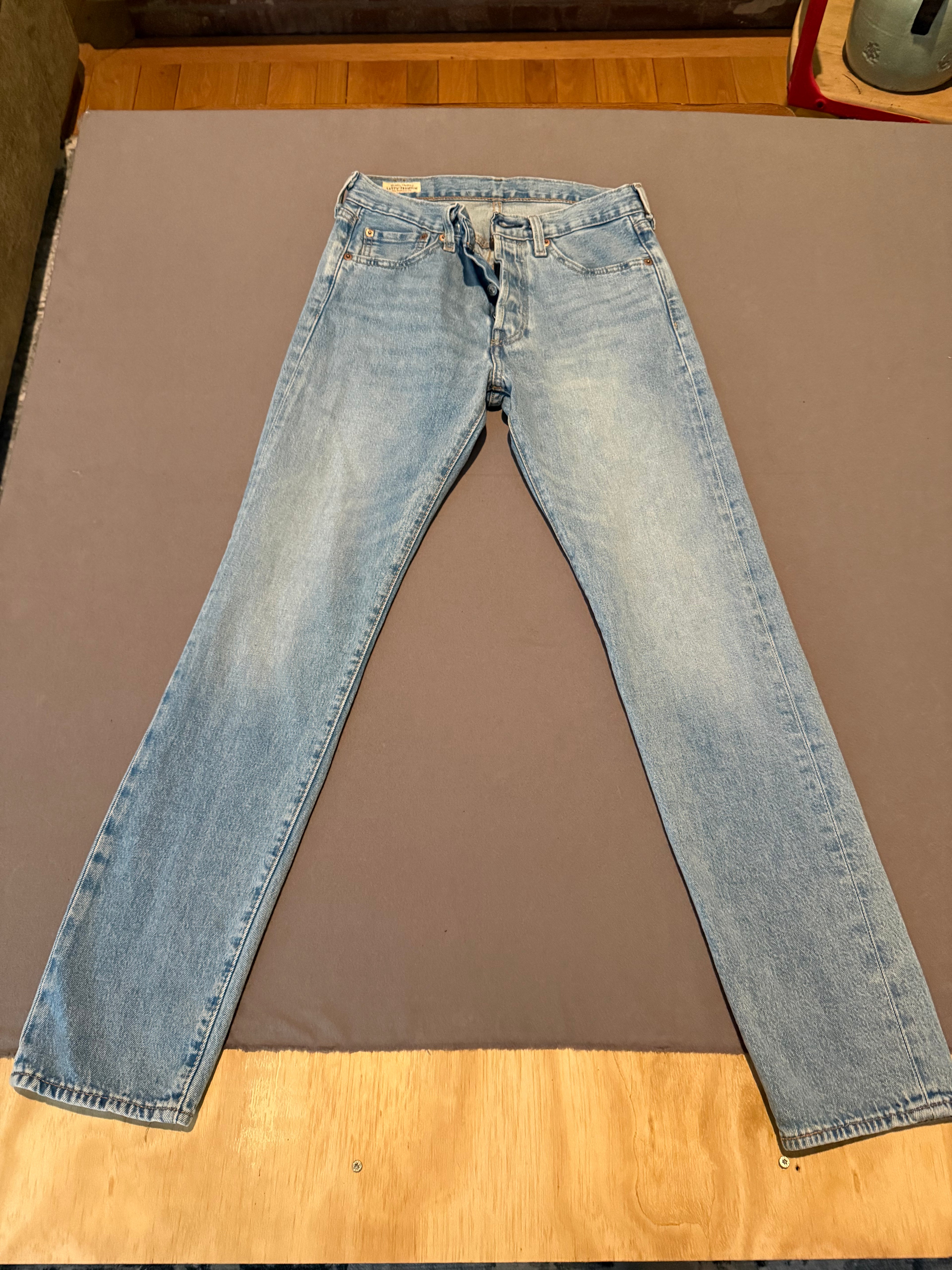 Levi’s 501 ST Light Wash Straight Leg Jeans – W28 L32 – Classic Button Fly Denim