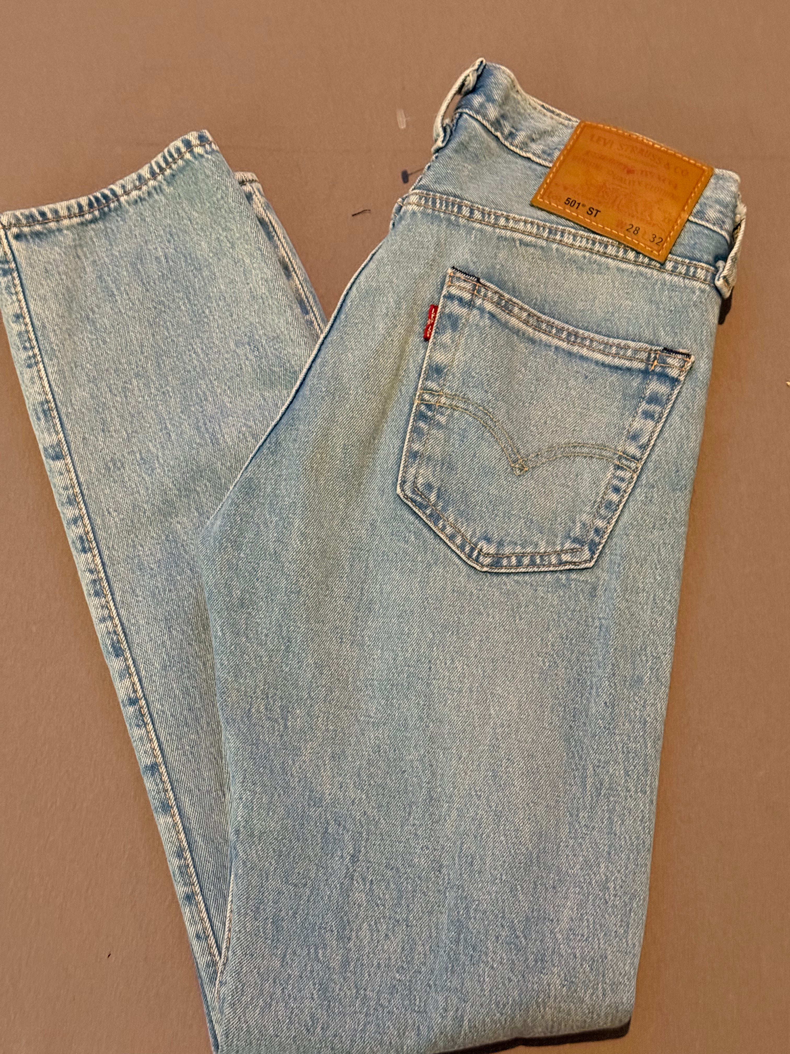 Levi’s 501 ST Light Wash Straight Leg Jeans – W28 L32 – Classic Button Fly Denim